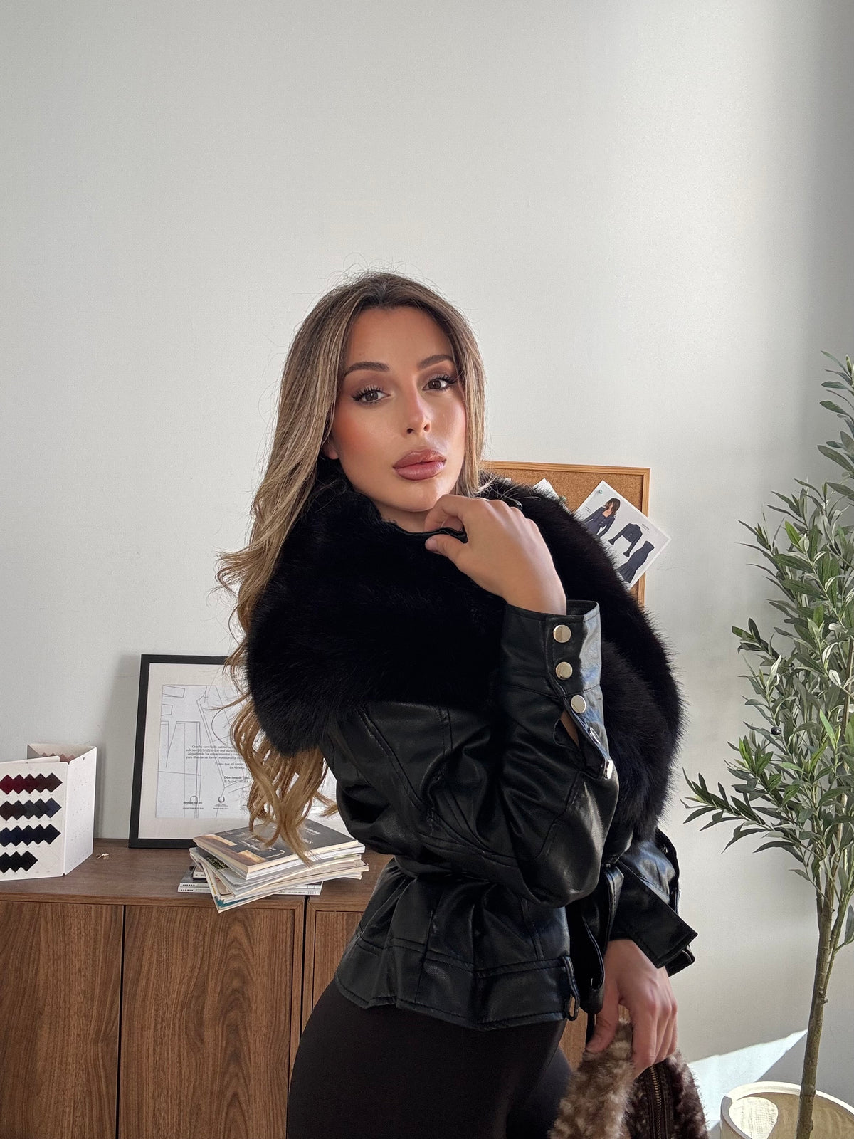 CHAQUETA EFECTO PIEL CON PELO NEGRA