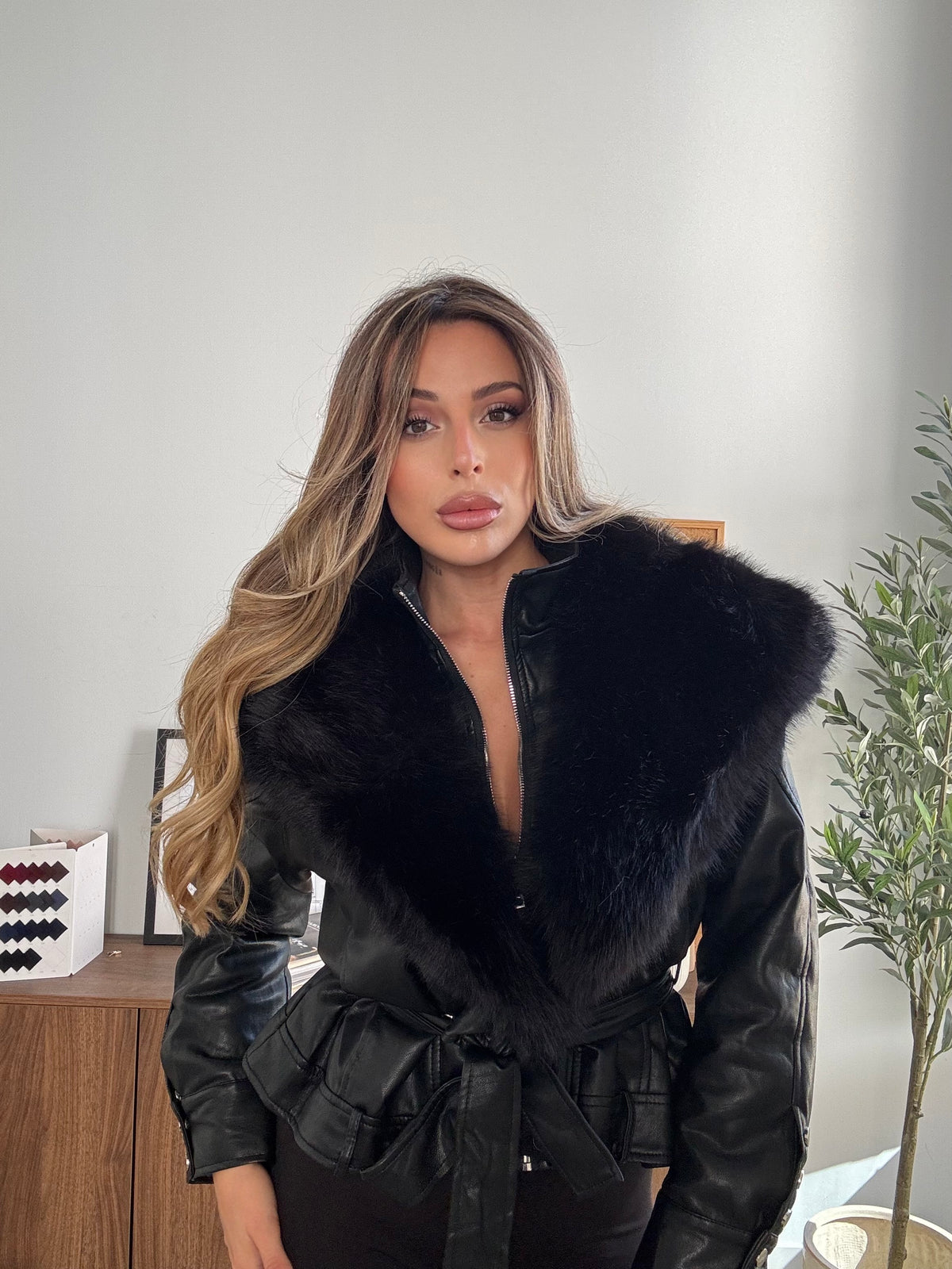 CHAQUETA EFECTO PIEL CON PELO NEGRA