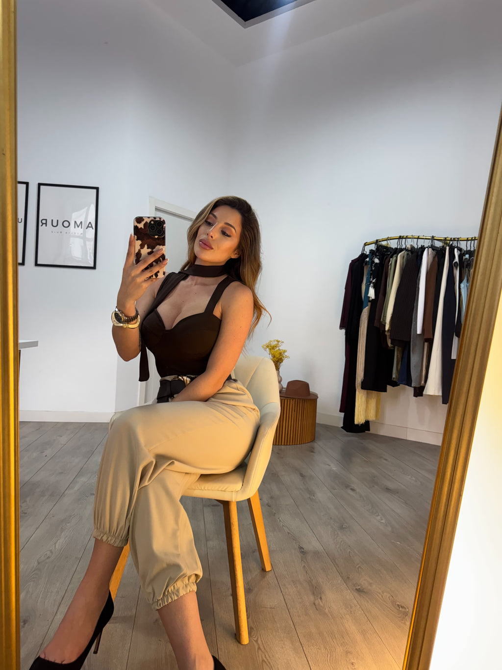 Top marrón lazada en el cuello