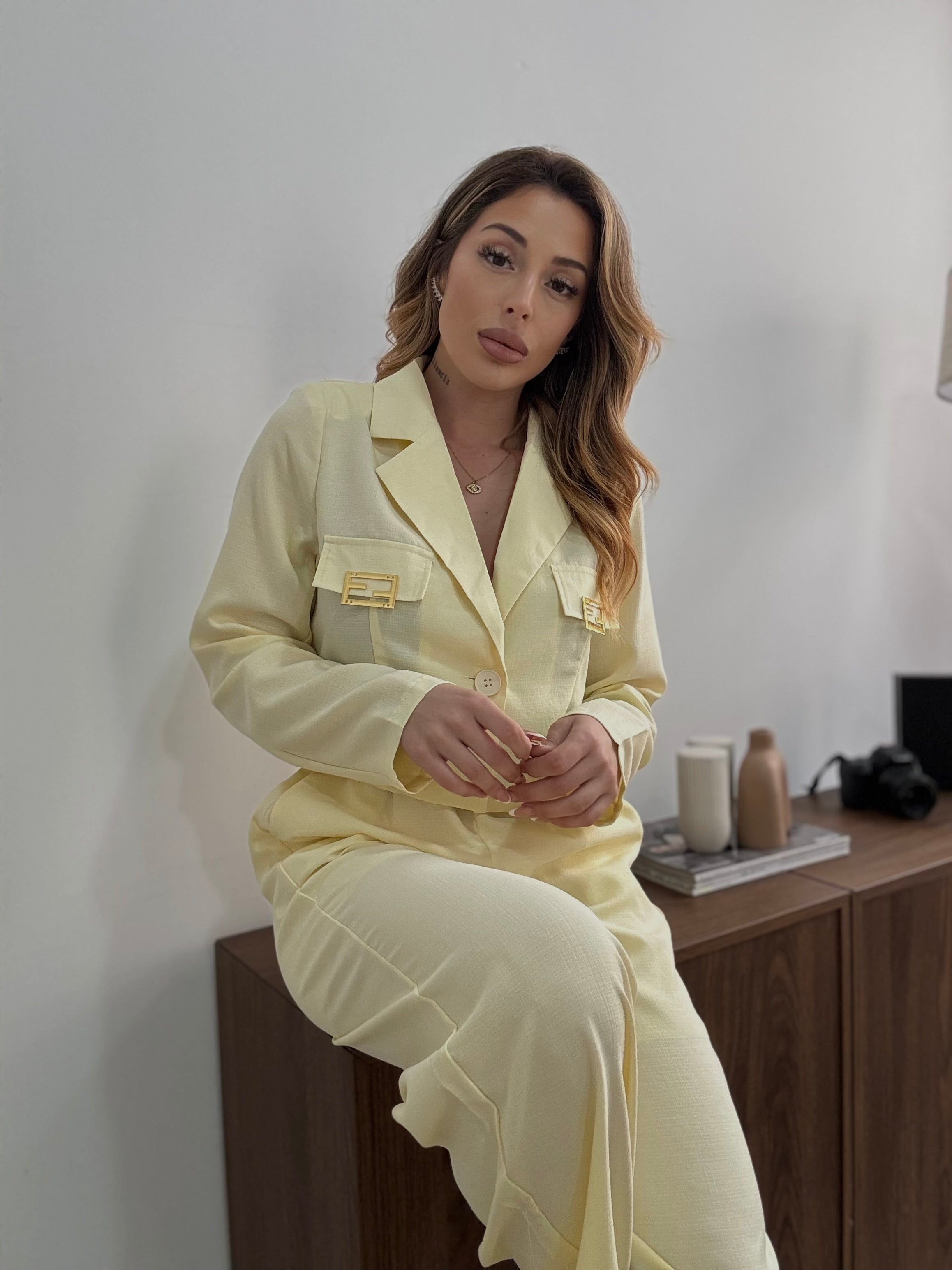 Traje amarillo lino