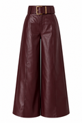Pantalón culotte de polipiel granate con cinturón