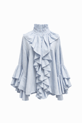 Blusa azul bebé y líneas camel