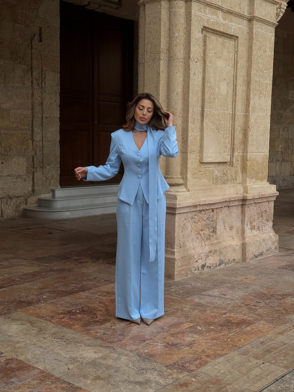 Traje  azul bebé  empolvado